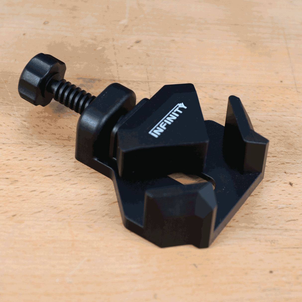Animated corner clamp securing two wooden boards for precise woodworking joints