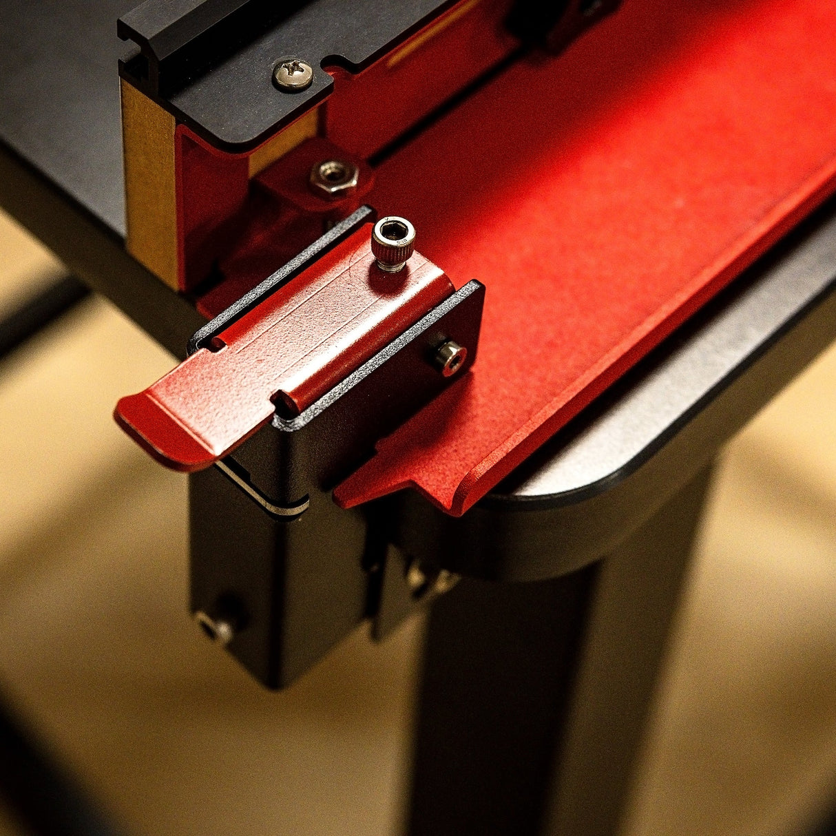 Router table fence accessory with red anodized aluminum and precision adjustment knob